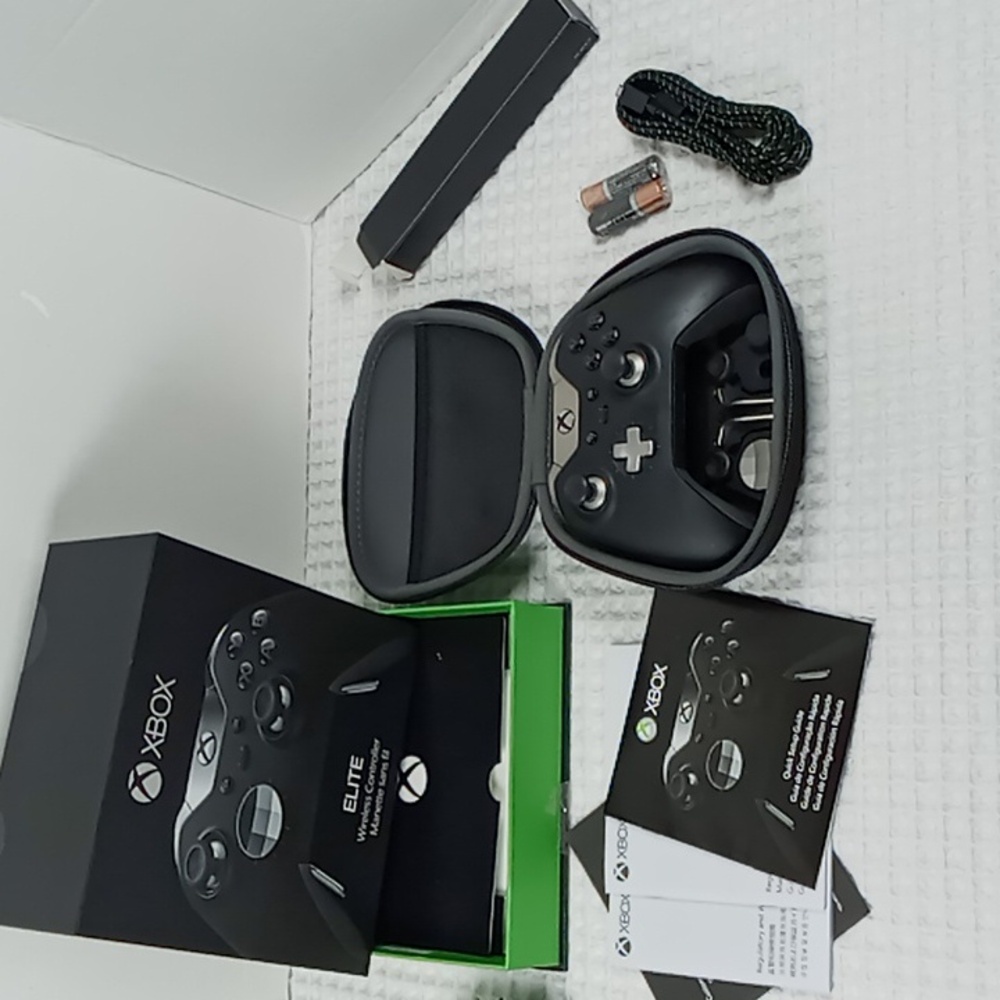 Xbox Elite Wireless Controller In Box w/ Carry Case For Xbox One - Picture 3 of 15